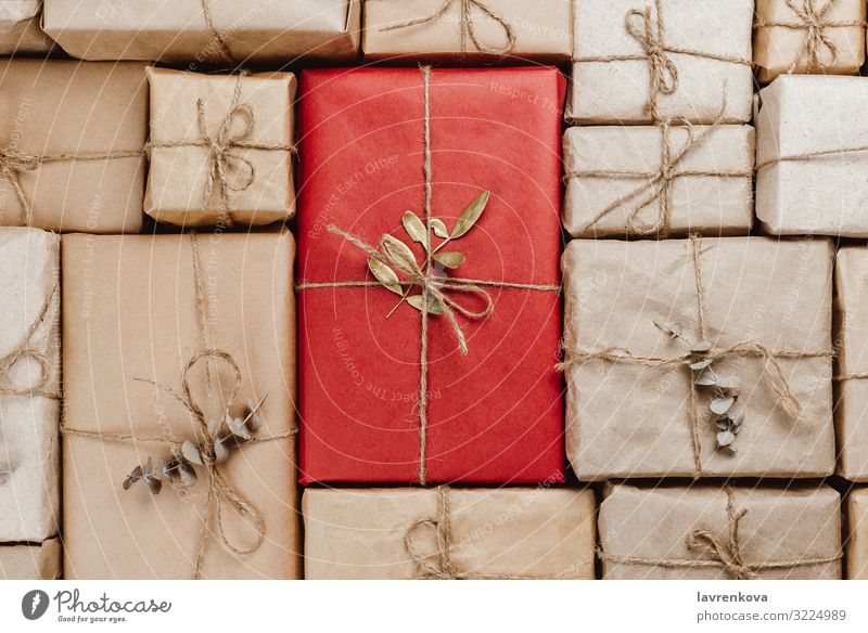 Verschiedene Geschenkverpackungen in umweltfreundlichem Bastelpapier verpackt. Stapel Kasten Haufen Feste & Feiern Weihnachten & Advent Dekoration & Verzierung