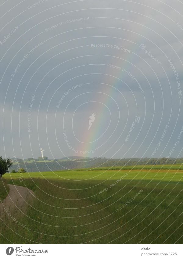Regenbogen Feld Landschaft Himmel Wolkenhimmel Wolkendecke Horizont Menschenleer Ferne Naturphänomene Lichtbrechung