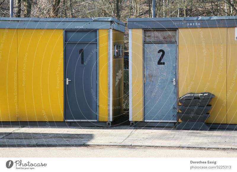 Links? Rechts? Baucontainer Tür gelb grau Baustelle Übergangslösung Farbfoto Außenaufnahme Menschenleer Tag Zentralperspektive