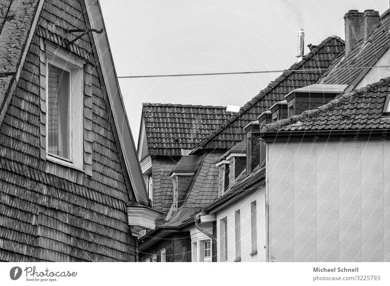 Hausdächer Hagen Stadt Dach Schornstein einfach eng Intimität Schwarzweißfoto Außenaufnahme Menschenleer