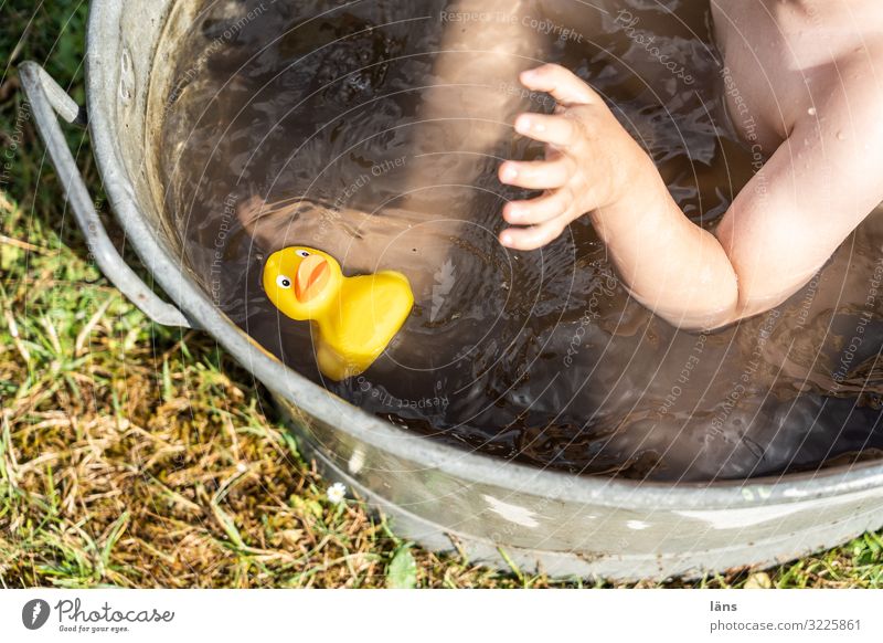 Badetag Kind Badewanne Badeente Ente greifen Außenaufnahme