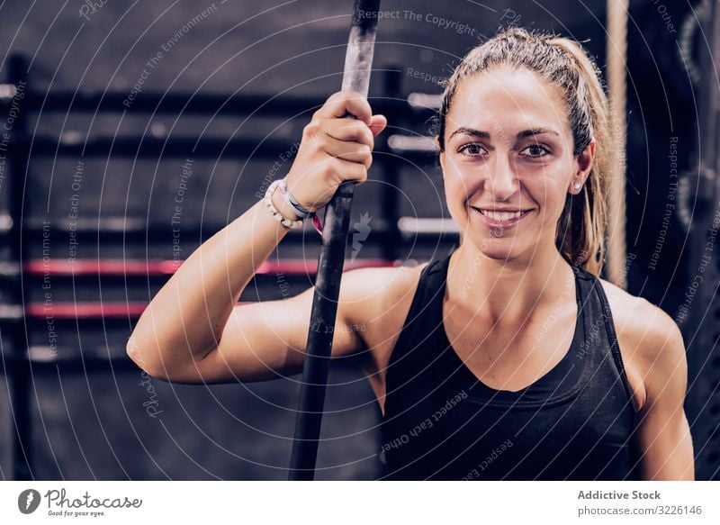 Gelassene Frau entspannt im Fitnessstudio ruhen Stange Fitnesscenter sich[Akk] entspannen schlanke Gelassenheit friedlich Lifestyle Training Sport Gesundheit