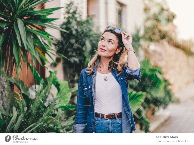 Touristische Frau auf der Straße Lächeln heiter Glück freundlich Lifestyle Model lässig Erholung Freizeit ruhen attraktiv Einwegartikel Herbst Genuss Schönheit