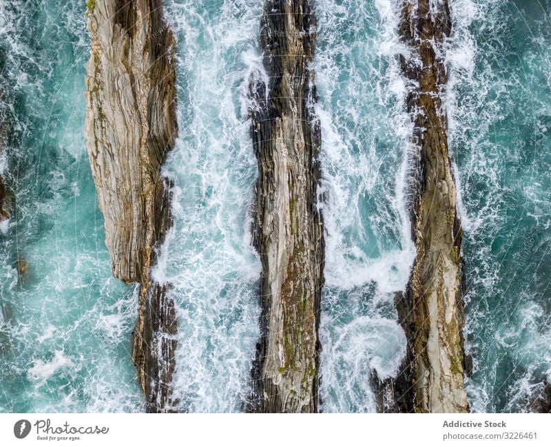 Steinrücken auf hoher See bei stürmischem Wetter Kamm Meer malerisch Natur nautisch dramatisch felsig Wasser MEER Küste reisen Tourismus natürlich gefährlich