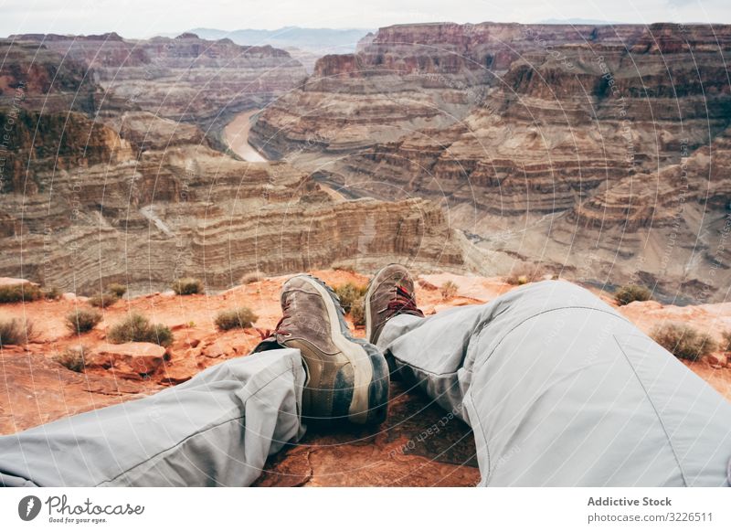 Erschöpfter Mann mit Pause auf verlassenem Felsen Schlucht Klippe müde erschöpft Menschenleer männlich neu erstellen Saum malerisch USA Natur Wanderer Urlaub