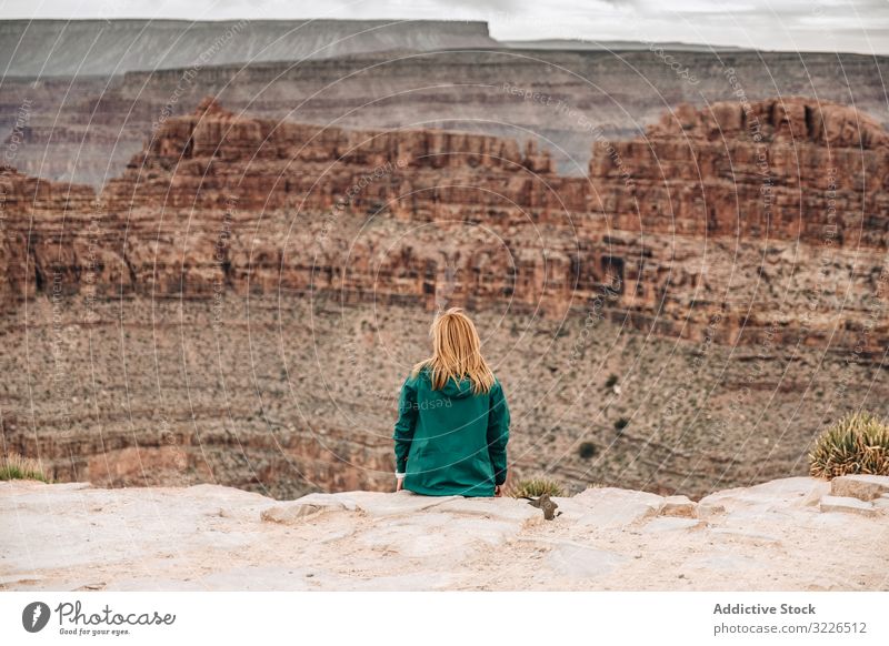 Frau entspannt sich auf der Klippe und bewundert malerische Aussicht Schlucht ruhen Felsen sich[Akk] entspannen bewundern Ansicht ruhig Jacke USA Natur