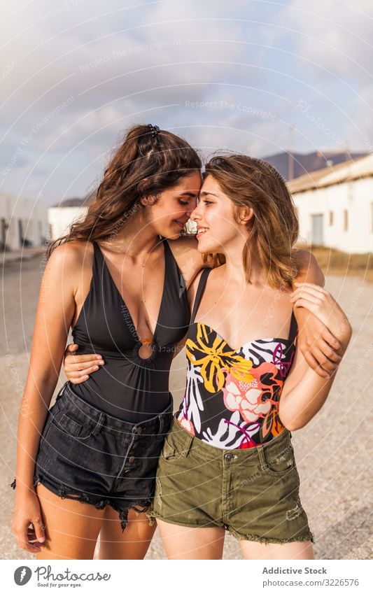 Frauen umarmen sich auf der Straße der Altstadt Paar lesbisch Partnerschaft Umarmung Händchenhalten lgbt Nähe Stirnen berühren Freundschaft Liebe Freundin