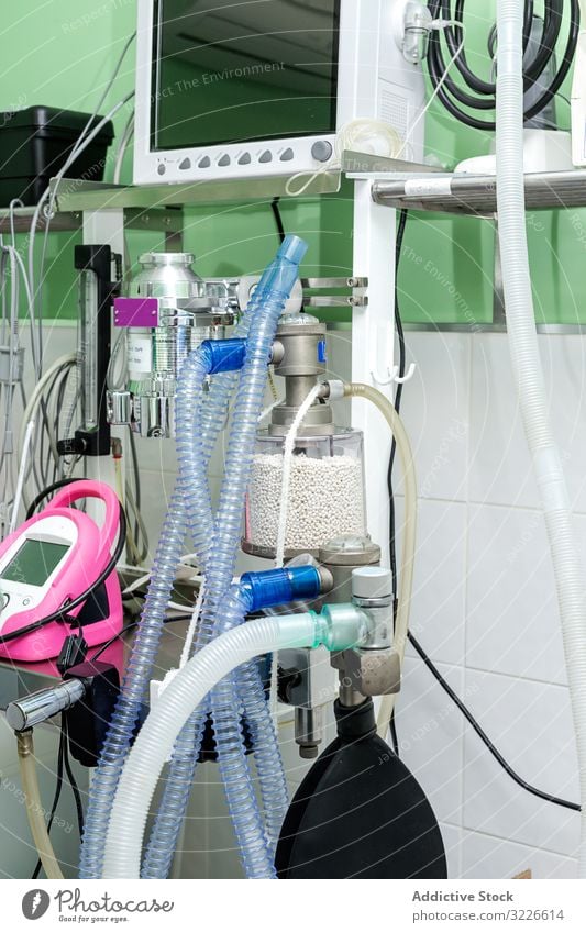 Medizinische Ausrüstung im Operationssaal medizinisch Gerät Veterinär Klinik Krankenhaus Monitor Werkzeug Sauerstoff Tube gewellt Röhren Kunststoff Maschine