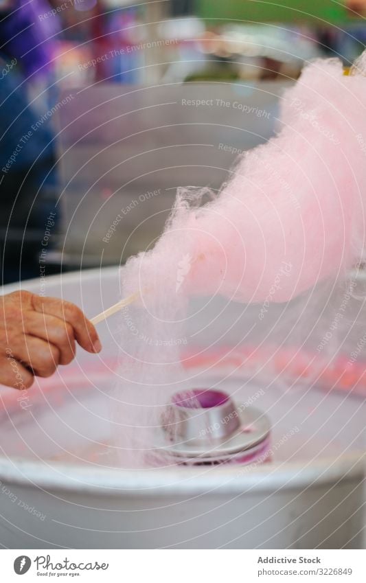 Herstellung von Zuckerwatte im Vergnügungspark Anbieter Park Vergnügen machen Prozess lecker rosa Pastell süß Jahrmarkt Messegelände Entertainment Lebensmittel