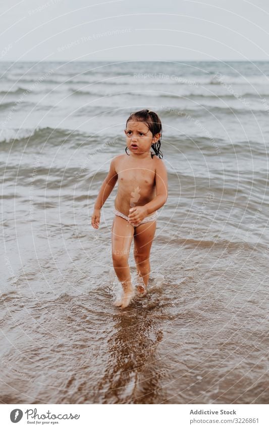 Mädchen geht mit unglücklichem Gesicht über Wasser Feiertag Strand Sommer Geplätscher reisen Meer Urlaub Kind MEER sich[Akk] entspannen Sand Bräune Freiheit