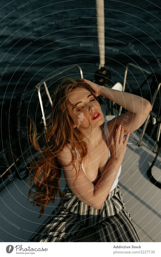 Erfreute schöne Frau auf See unterwegs MEER reisen Schiff ruhen einladend Jacht zufrieden sich[Akk] entspannen Rotschopf friedlich Ausflug Boot Reise Meer