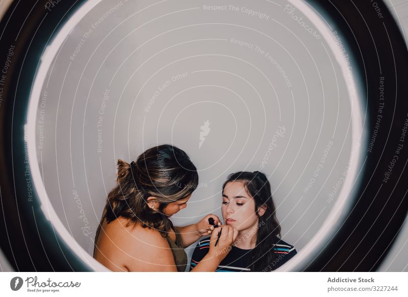 Professionelle Visagistin schminkt junge Frau Make-up Lippenstift Schönheit professionell Künstler Kosmetik Industrie Klient arbeiten visagiste Beruf Gesicht