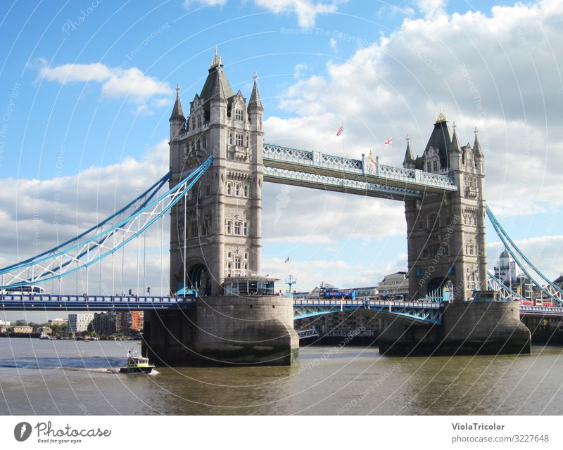 Tower Bridge Ferien & Urlaub & Reisen Tourismus Sightseeing Städtereise Wasser Himmel Wolken Fluss Hauptstadt Stadtzentrum Brücke Bauwerk Sehenswürdigkeit