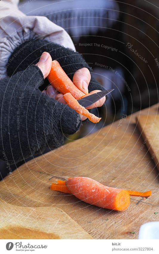 Vorsicht scharf l Möhren schälen Lebensmittel Gemüse Suppe Eintopf Ernährung Bioprodukte Vegetarische Ernährung Diät Messer Arbeit & Erwerbstätigkeit Beruf Koch