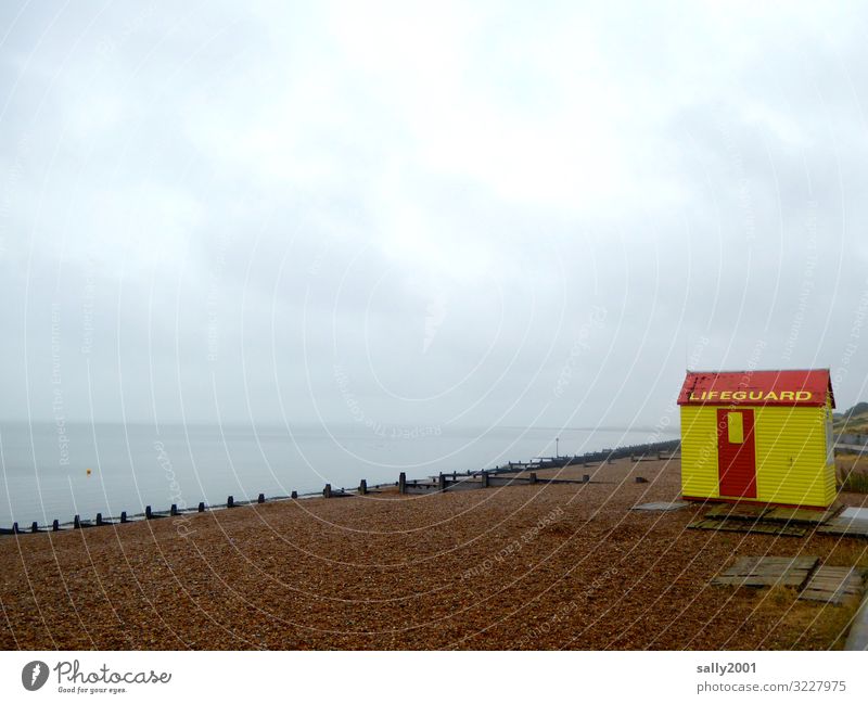 Lifeguard... Rettung Bademeister Strand Meer England Großbritannien bunt gelb rot Hütte Häuschen Buhne schlechtes Wetter wolkenverhangen regnerisch geschlossen