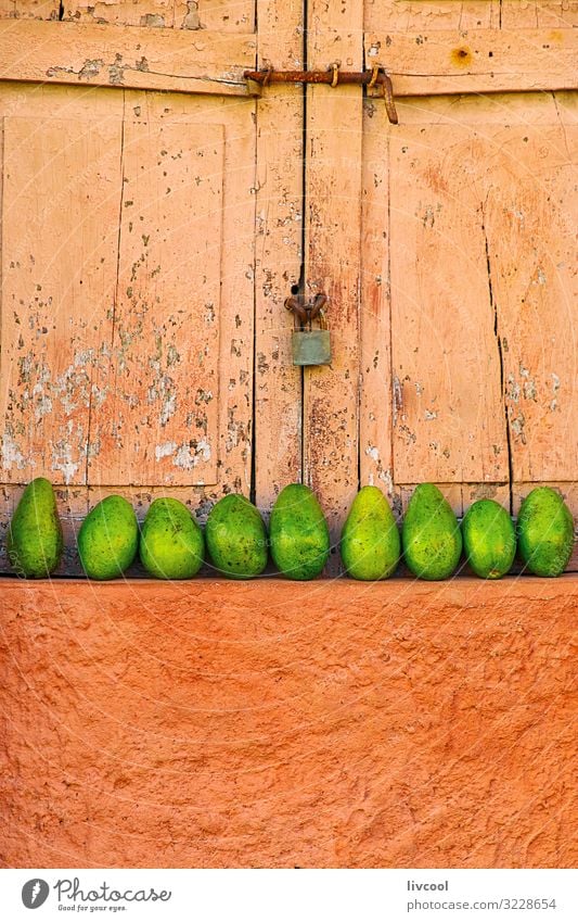 gefütterte Mangos in einem Fenster, Trinidad - Kuba Frucht Leben Insel Gebäude Fassade Straße verkaufen frisch Farbe Außenseite trinidad Caribe gestellt