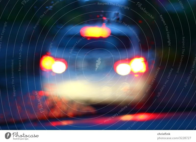 Rücklichter von Auto in Dunkelheit Verkehr Verkehrsmittel Straßenverkehr Autofahren Fußgänger Fahrzeug PKW Hinweisschild Warnschild Verkehrszeichen Angst