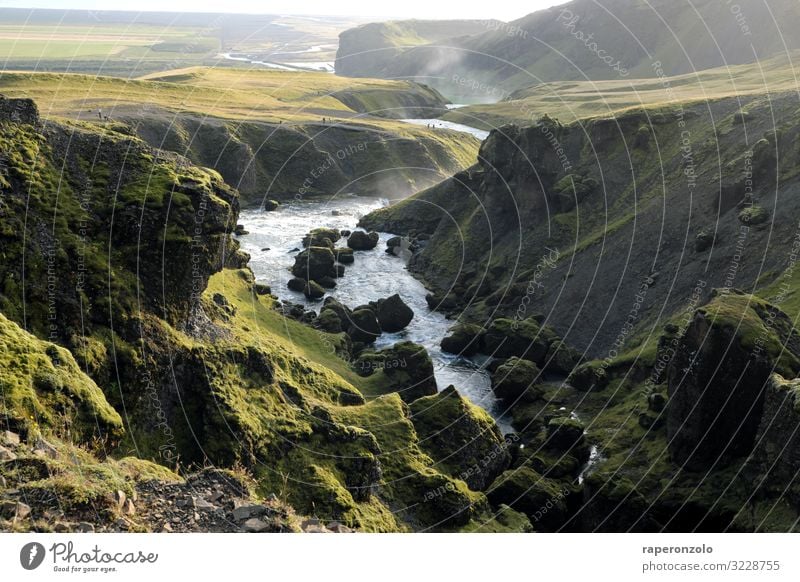 Wasserfälle und Flusslauf bei Skogar, Island Wasserfall wandern Wanderung grün felsig bergig Außenaufnahme Natur Landschaft Farbfoto Menschenleer Felsen