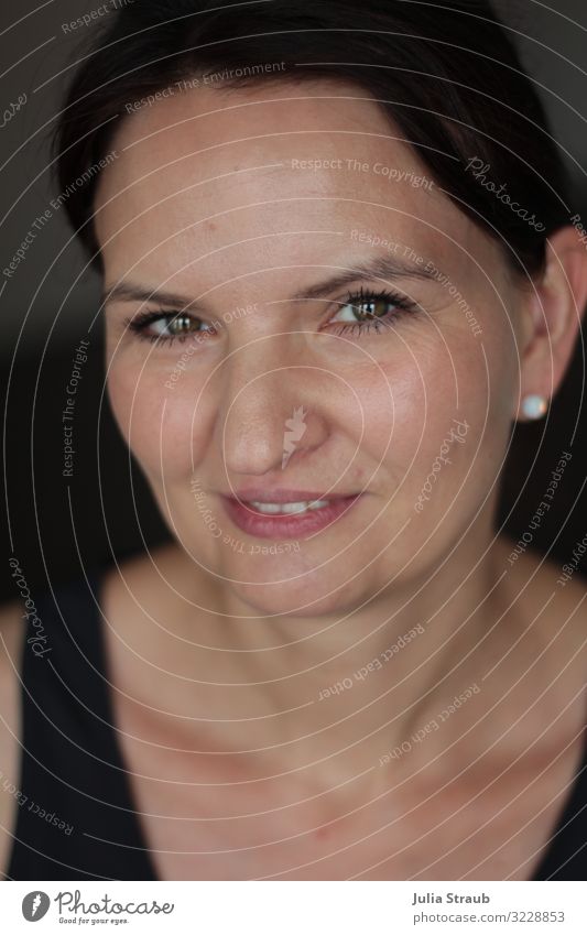 Frau schön porträt feminin Erwachsene 1 Mensch 30-45 Jahre Ohrringe Perle schwarzhaarig Zopf glänzend Lächeln Fröhlichkeit Zufriedenheit Farbfoto Innenaufnahme
