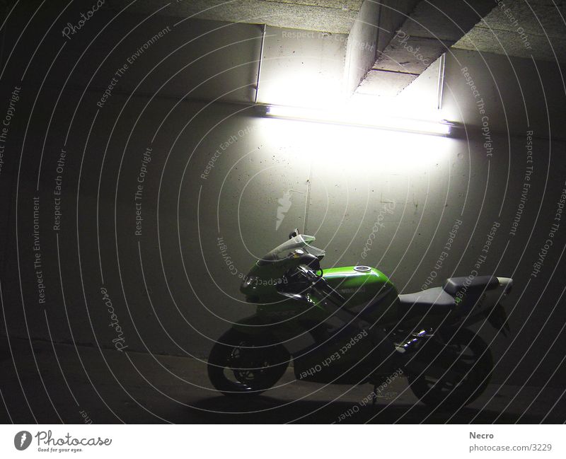Bike Motorrad Maschine Garage kalt dunkel Verkehr