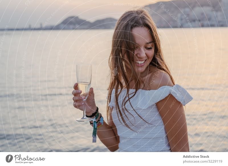 Junge Frau genießt Wein am Meer MEER Resort Freude Glück Abend jung Vergnügen froh Weinglas Kelch trinken Getränk Alkohol Wochenende Urlaub Feiertag Dame