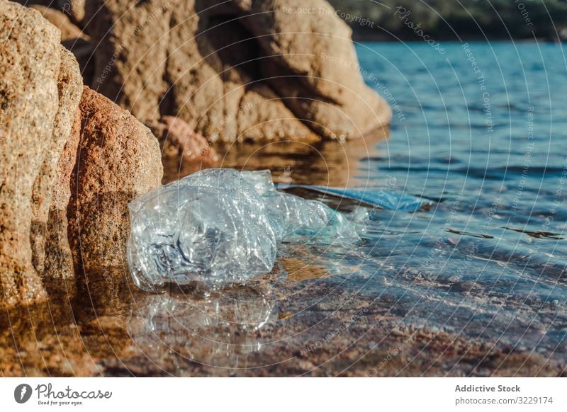 Am Meeresufer liegende Plastikflasche Kunststoff Abfall Ökologie Natur Strand Verschmutzung Müll Flasche dreckig schädlich Sand Lügen marin Gefahr Umwelt