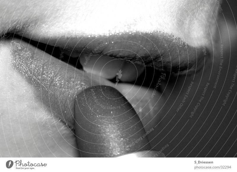 Lippen #3 Schwarzweißfoto Nahaufnahme schön Kosmetik Lippenstift Nachtleben feminin Frau Erwachsene Jugendliche Zähne 1 Mensch 18-30 Jahre glänzend Lächeln
