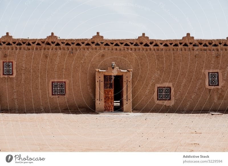 Traditionelle arabische Häuser in der Stadtstraße Haus traditionell Straße Kultur Außenseite Marokko Afrika Himmel wolkenlos Architektur Ornament Gebäude