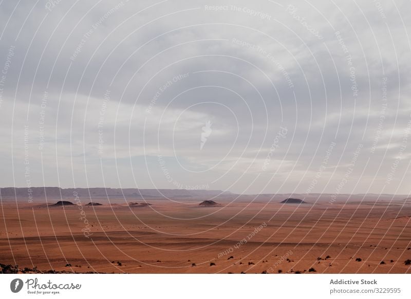 Sonnenuntergangshimmel über Hügeln in der Wüste wüst Sand Himmel wolkig Felsen trocken Marokko Afrika Abend niemand Landschaft Natur Düne Stein Felsbrocken