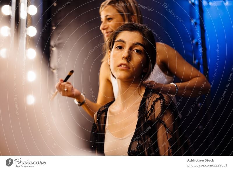 Maskenbildnerin beim Schminken für junge Künstlerinnen Frau Frauen Make-up Schönheit Mode Glamour professionell Beruf Ankleidezimmer Stylist Model attraktiv