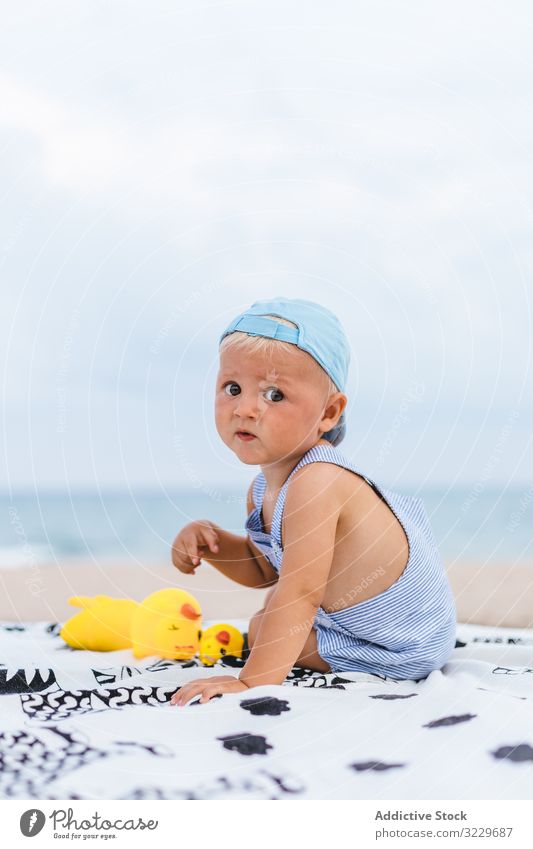 Rückansicht eines Babys mit einer Mütze Schutz Junge Kopie Raum Feiertage Kinder Spielzeug Morgen Kaukasier Glück Rücken MEER Kindheit Menschen Meer im Freien