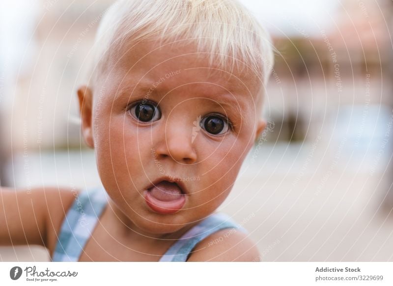 Porträt eines blonden kleinen Jungen am Strand kaukasische Ethnizität blondes Haar Kaukasier gutaussehend Auge Feiertag menschlich Kinder tropisch Urlaub