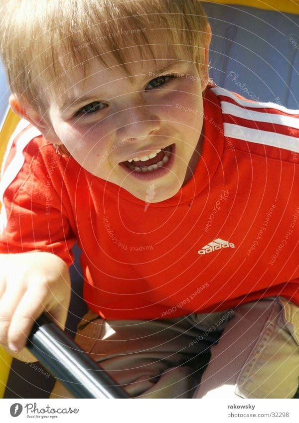 Kind in Schlauchbot Fröhlichkeit Spielen Schlauchboot Wasserfahrzeug Sommer Meer Freude Ereignisse Junge Sonne grinsen lachen Glück