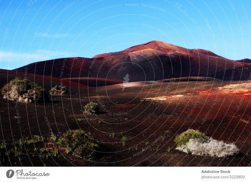Malerische Ansicht von vulkanischem Terrain mit erstarrter Lava in wildem Gebiet Landschaft Menschenleer Insel verbrannt Spanien Gegend Natur malerisch reisen
