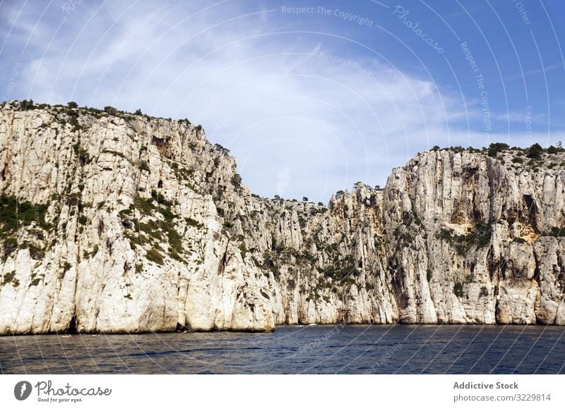 Wunderschöne weiße Kalksteinfelsen an der Meeresküste Felsen MEER Klippe Landschaft Calanques Massiv Frankreich Europa national Park Natur reisen touristisch
