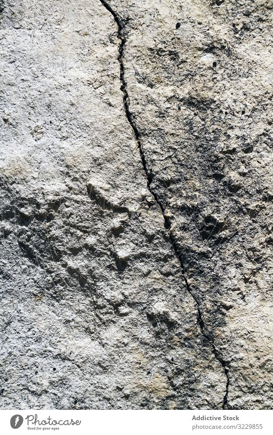 Textur eines Risses auf einer alten felsigen Oberfläche Felsen Berge u. Gebirge Geologie Natur abstrakt Formation Erdspalte Stein wüst Erosion Schlucht Gelände