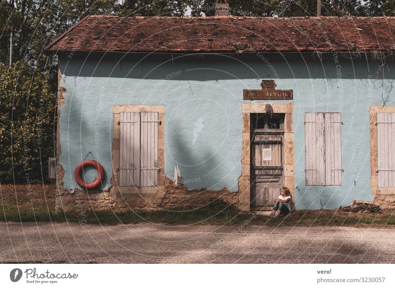 altes hellblaues Häuschen mit wartendem Mädchen Kind 1 Mensch Dorf Haus Wege & Pfade beobachten Denken Erholung genießen hocken eckig einfach historisch schön