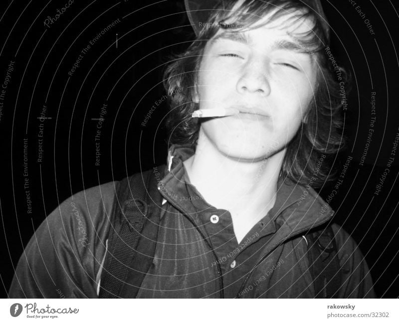 Nachtraucher Nachtleben Mann Jugendliche Rauchen Schwarzweißfoto Freude