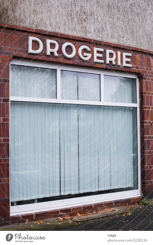 Hinter geschlossenen Gardinen Handel Dienstleistungsgewerbe Gesundheitswesen Drogerie Dorf Kleinstadt Menschenleer Ladengeschäft Fassade Fenster Schaufenster