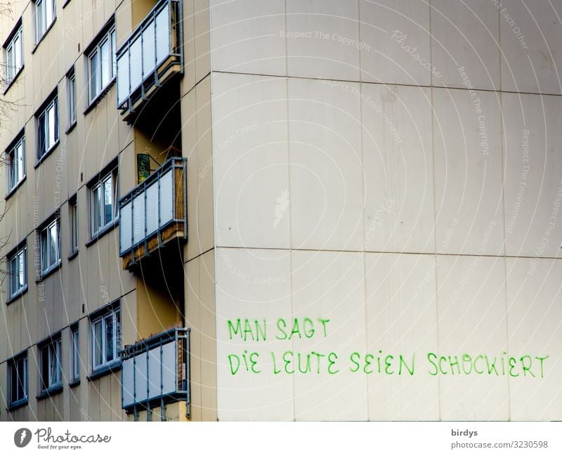 Provokation Stadt Haus Hochhaus Mauer Wand Fassade Balkon Fenster Schriftzeichen Graffiti authentisch frech hoch rebellisch grau grün Laster Überraschung Wut