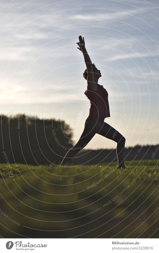Frau macht Yoga in der Natur Blick nach oben Sport Freizeit & Hobby Junge Frau feminin Körper Glück natürlich Lebensfreude Gesundheit Erholung Zufriedenheit