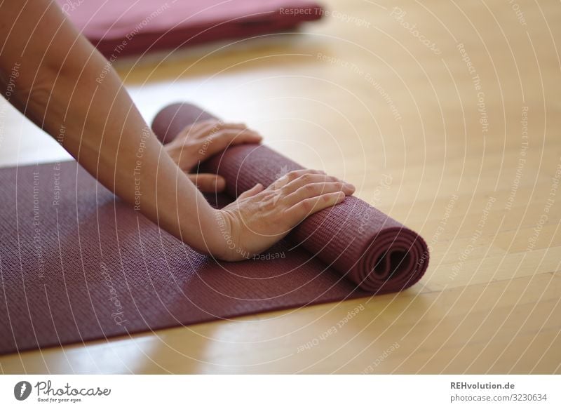 ausrollen einer Yogamatte Lifestyle Stil Glück Gesundheit sportlich Fitness Wohlgefühl Zufriedenheit Erholung ruhig Meditation Freizeit & Hobby Erwachsene Arme