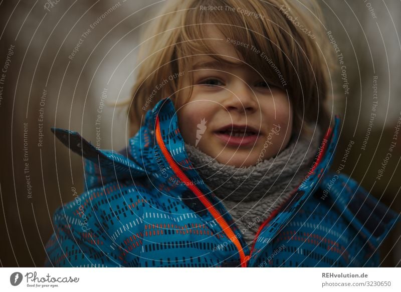 Junge im Winter Freizeit & Hobby Mensch Kind Kindheit 1 3-8 Jahre Umwelt Natur Jacke Schal Lächeln authentisch Freundlichkeit Fröhlichkeit Gesundheit Glück