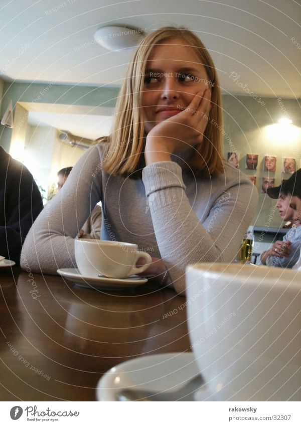 Berliner Café Straßencafé Frau verträumt Tasse Fröhlichkeit Physik Kaffee caffee Blick Detailaufnahme Wärme