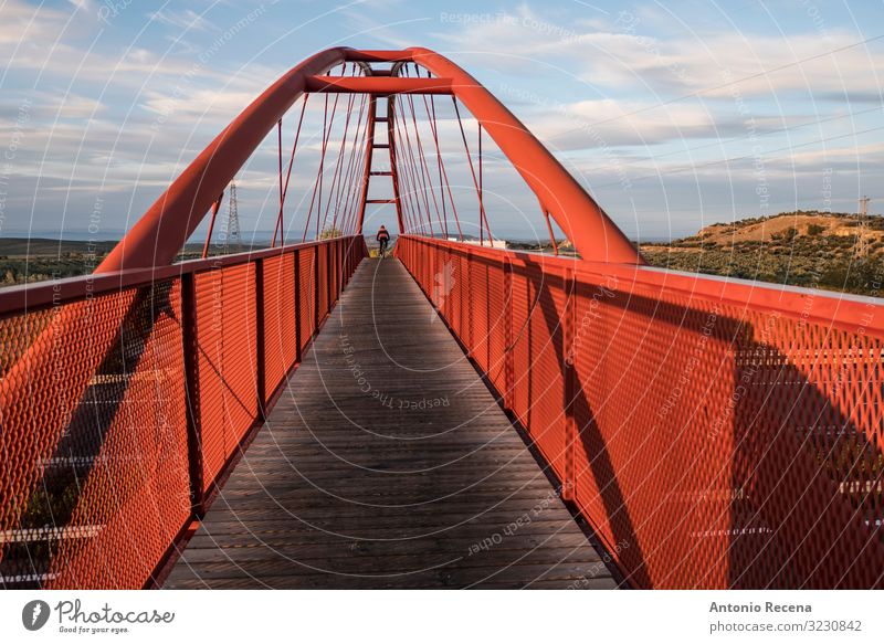 erhöhte rote Brücke über die Autobahn mit Radfahrer auf Reisen Sport Fahrradfahren Landschaft Himmel Architektur Fußgänger Straße Hochstraße Holz Stahl