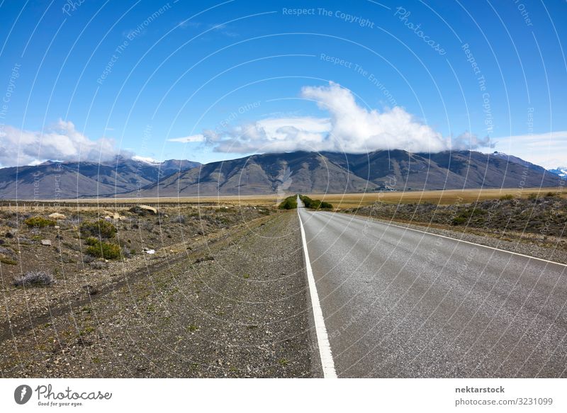 Autobahn im argentinischen Patagonien Sommer Landschaft Himmel Wolken Straße Ferien & Urlaub & Reisen persönliche Perspektive Fahrzeugschuss Bergkette