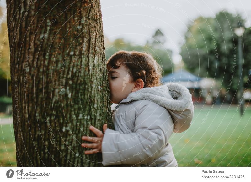 Kind küssend Baum Lifestyle Mensch Kleinkind Mädchen 1 1-3 Jahre Umwelt Natur berühren entdecken Feste & Feiern Liebe Freundlichkeit Fröhlichkeit natürlich
