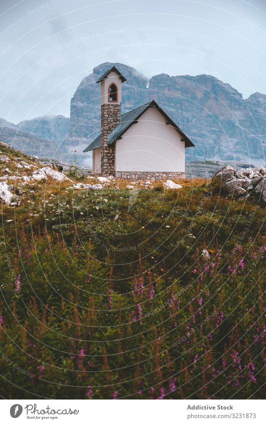 Hotel auf Klippe bei bewölktem Wetter Berge u. Gebirge Dolomiten Hügel Italien Tourismus alpin Felsen Resort reisen Alpen Einsamkeit ruhen Drei Zime Ausflug