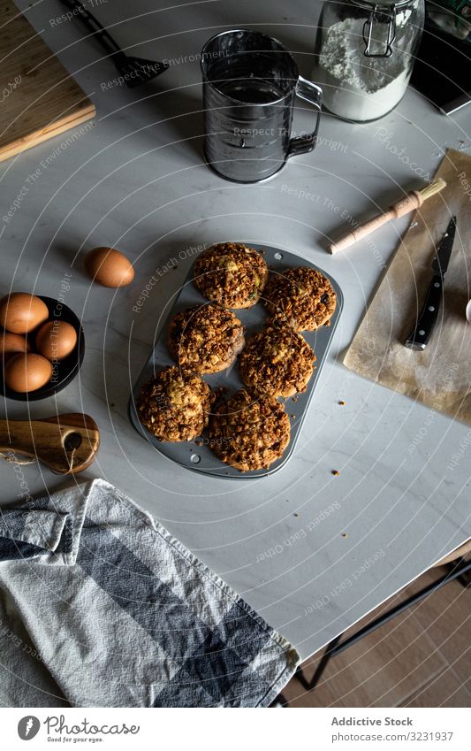 Hausgemachte Muffins und Kochzutaten auf dem Tisch Essen zubereiten selbstgemacht Bestandteil Pfirsich Zusammensetzung lecker Cupcake Backform Dessert