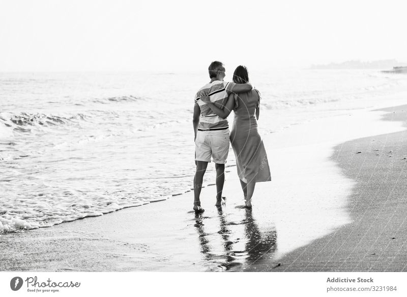 Erwachsenes Paar auf dem Weg zum Meer MEER Strand Spaziergang Sand winken Resort Zusammensein Händchenhalten Urlaub Mann Frau Erwachsener Barfuß Flitterwochen